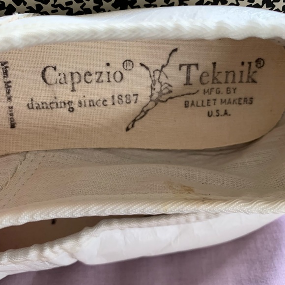 CAPEZIO WHITE BALLET SHOES - Picture 4 of 7